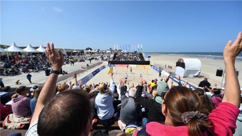 Norderney: Tausende feiern wieder White Sands Festival Am Strand der Insel wird während des White Sands Festivals wieder ein Center Court für die Beachvolleyball-Turniere aufgebaut. (Archivbild)