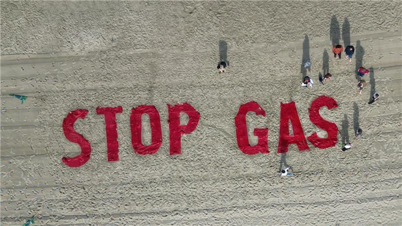 EWE-Chef verteidigt Borkum-Gas-Handel - Kritik von Grünen Am Strand von Borkum demonstrierten zuletzt Aktivisten von Fridays for Future gegen die Gasförderung. (Archivbild)