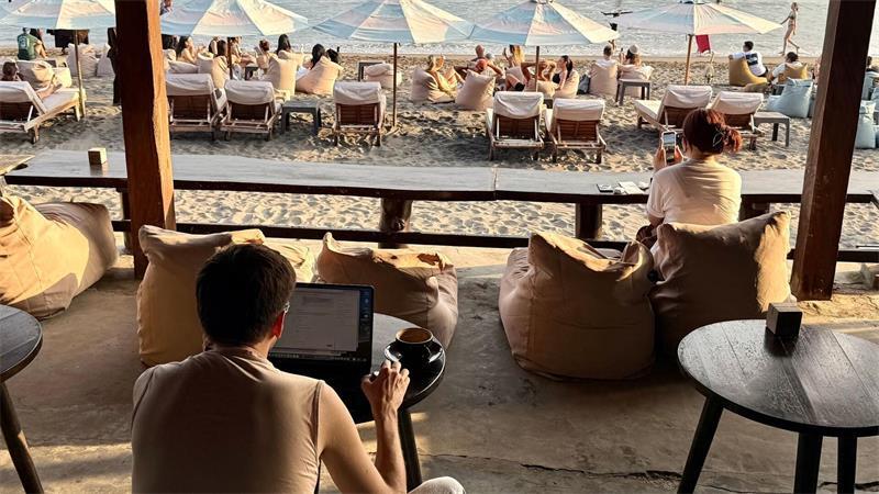 Am Strand von Canggu wird morgens gesurft und dann im Café gearbeitet.