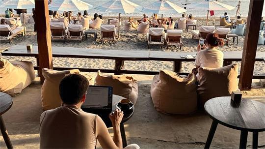 Am Strand von Canggu wird morgens gesurft und dann im Café gearbeitet.