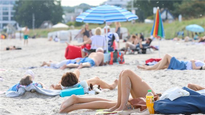 Am Strand von Scharbeutz genossen viele Menschen den sonnigen Samstag.