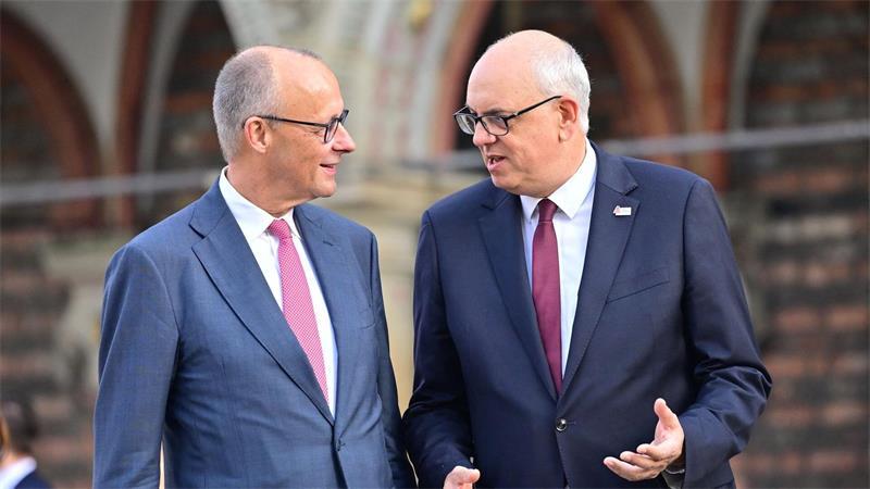 Am Tag der Deutschen Einheit hat Bremens Bürgermeister Andreas Bovenschulte (SPD) Bundeskanzler Friedrich Merz (CDU) und zahlreiche weitere hochrangige Politiker und Politikerinnen empfangen.