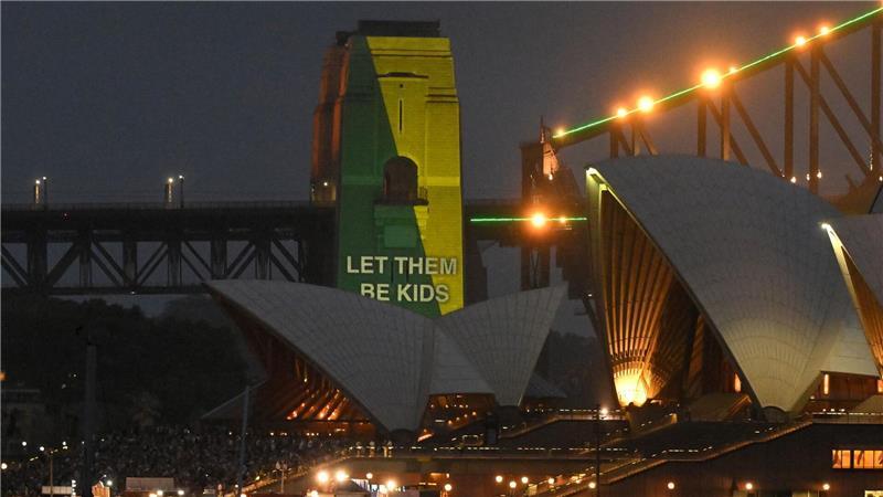 Am Tag der Einführung strahlte sogar von der Sydney Harbour Bridge der Slogan „Let them be kids“. (Archivbild)