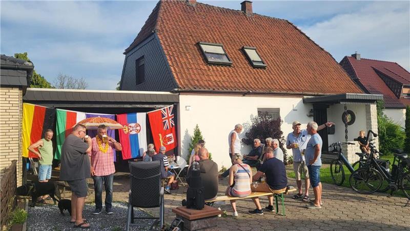 Mit dem Schlauchboot über die Nordsee: Eine verrückte Reise nach Helgoland Am Tag der Rückkehr wurde der Seefahrer von Freunden und Verwandten vor seinem Haus empfangen.