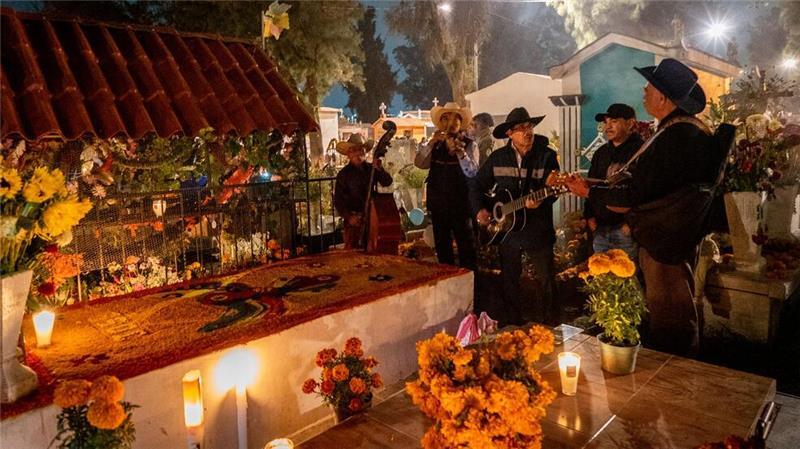 Tag der Toten in Mexiko: Fest am Grab und auf den Straßen Am Tag der Toten übernachten viele Mexikaner auf dem Friedhof. (Archivbild)