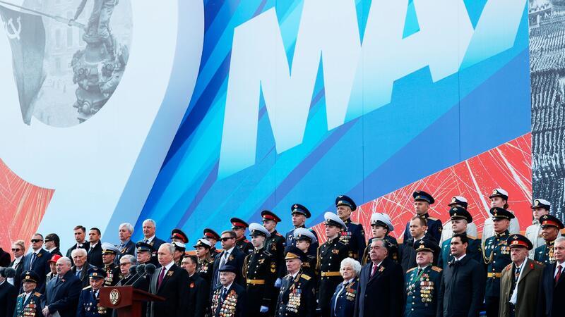 Parade ohne Sieg - Putin rüstet sich für langen Krieg Am Tag des Sieges ist die Militärparade auf dem Roten Platz in Moskau der traditionelle Höhepunkt, wie hier im Jahr 2023.