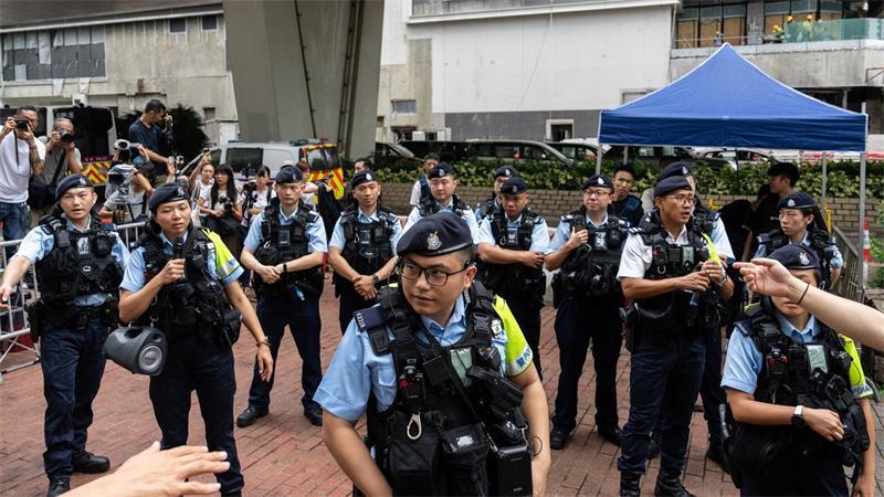 Am Tag des Urteils gegen die Aktivsten hatten sich zahlreiche Polizisten vor dem Gericht postiert. 