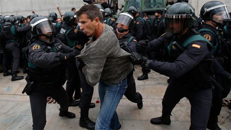 Am Tag des illegalen Unabhängigkeitsreferendums in Katalonien 2017 ging die spanische Polizei gewaltsam gegen Wähler vor.