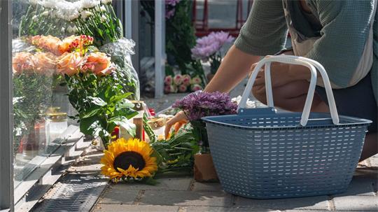 Am Tag nach dem Angriff legten Menschen Blumen am Tatort nieder.
