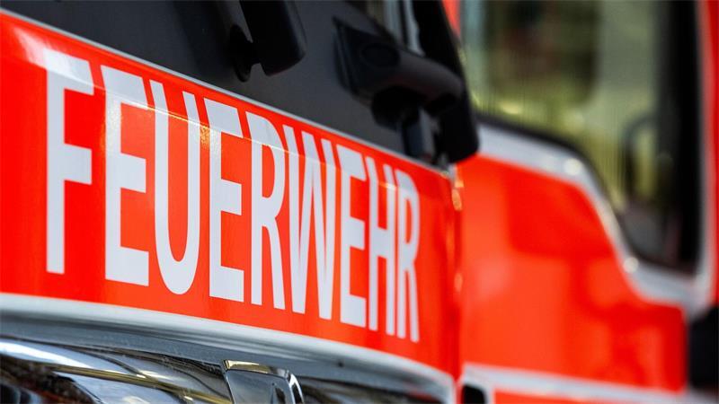 Am Tag nach dem Ausbruch des Feuers ist der Einsatz noch nicht beendet. (Symbolbild)