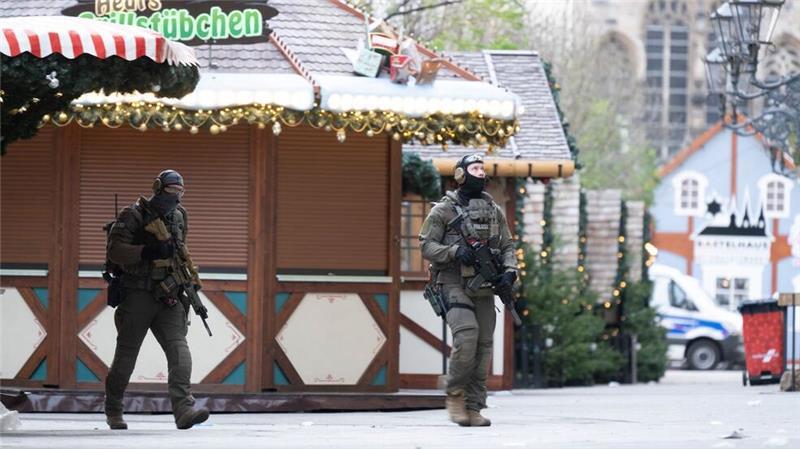 Hunderte gedenken der Opfer nach Todesfahrt von Magdeburg Am Tag nach der Attacke blieb der Magdeburger Weihnachtsmarkt geschlossen.