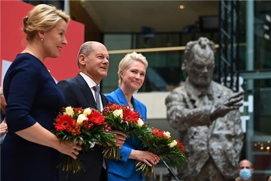 Am Tag nach der Bundestagswahl, den Wahlen in Berlin und Mecklenburg-Vorpommern, stehen auf der Bühne im Willy Brandt Haus (v.l.): Franziska Giffey, Spitzenkandidatin der Berliner SPD für das Amt der Regierenden Bürgermeisterin, SPD-Kanzlerkandidat Olaf Scholz, Manuela Schwesig (SPD), Ministerpräsidentin von Mecklenburg-Vorpommern. Foto: Britta Pedersen/dpa