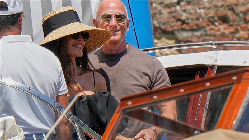 Party, Party, Party: Bezos und Sánchez feiern weiter Am Tag nach der Hochzeit lassen sich Jeff Bezos und seine Frau Lauren in „Harry’s Bar“ bringen.