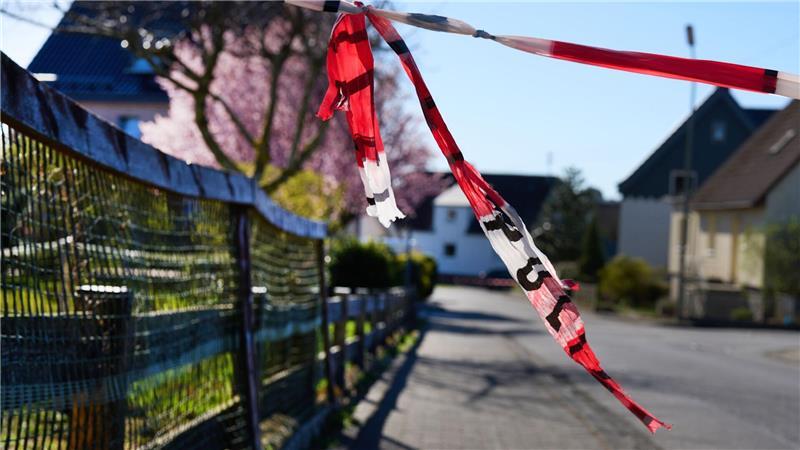 Am Tag nach der Tat laufen die Ermittlungen vor Ort weiter - ein 61-Jähriger steht unter dringendem Tatverdacht.