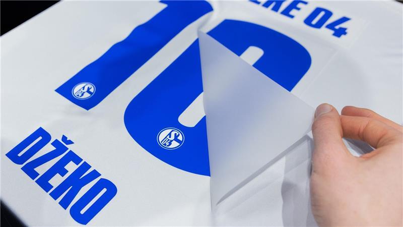 Hype auf Schalke: 1.200 Fans besuchen erstes Dzeko-Training Am Tag nach seiner Verpflichtung wurden etliche Trikots mit Dzekos Namen beflockt.