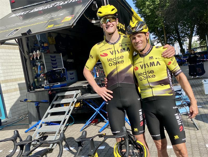 Am Tag vor den Cyclassics: Der Bremer Fahrer Niklas Behrens (links) und Trainer Grischa Niermann.