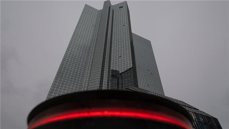 Deutsche Bank: Rekordgewinn und Aufklärung nach Razzia Am Tag vor der Bilanzvorlage fand im Hauptsitz der Bank in Frankfurt eine Razzia des BKA wegen des Verdachts der Geldwäsche statt.