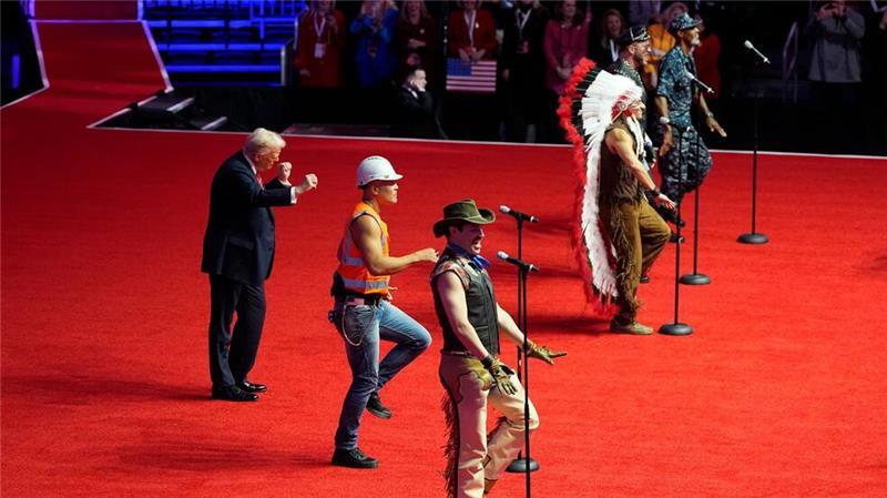 Trump tanzt zu „Y.M.C.A.“: Ein Song schallt durch Washington Am Tag vor seiner Vereidigung steht Trump mit den Village People auf der Bühne.