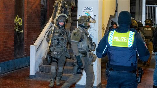 Am Tatabend hatten Polizisten einer Spezialeinheit eine Wohnung gestürmt. Ersten Angaben zufolge sollte sich der mutmaßliche Täter dort verschanzt haben.