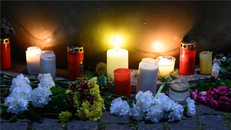 Am Tatort haben Menschen mit Blumen und Kerzen ihr Mitgefühl ausgedrückt.