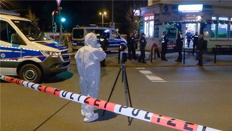 Am Tatort in der Bremer Kornstraße wurden Spuren gesichert - aber noch ist vieles unklar.