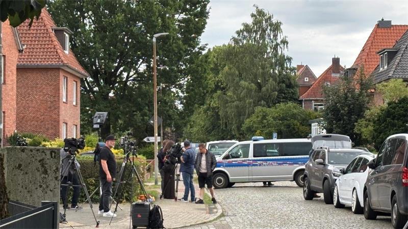 „Das nimmt mich richtig mit“: Nachbarn im Kopenkamp sind schockiert Am Tatort in der Dankersstraße waren auch am Dienstagmittag noch Kamerateams. Die Spurensicherung war ebenfalls vor Ort.