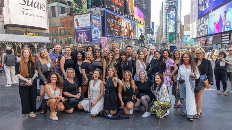 Friseurin bei der Fashion Week: „Manchmal hatte ich nur zwei Stunden Schlaf“ Am Times Square in New York: 30 deutsche Friseurinnen sind bei der Fashion Week im Einsatz.