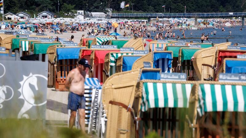 Am Timmendorfer Strand herrscht reger Badebetrieb. (Archivbild)