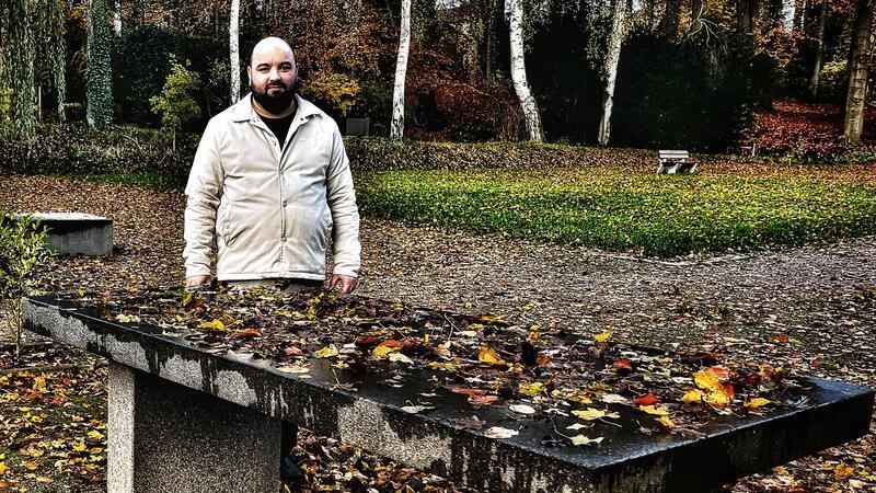 Talha Üzüm, der Imam der Moschee an der Wallstraße in Stade, steht am Totentisch auf dem muslimischen Grabfeld auf dem Friedhof Campe.