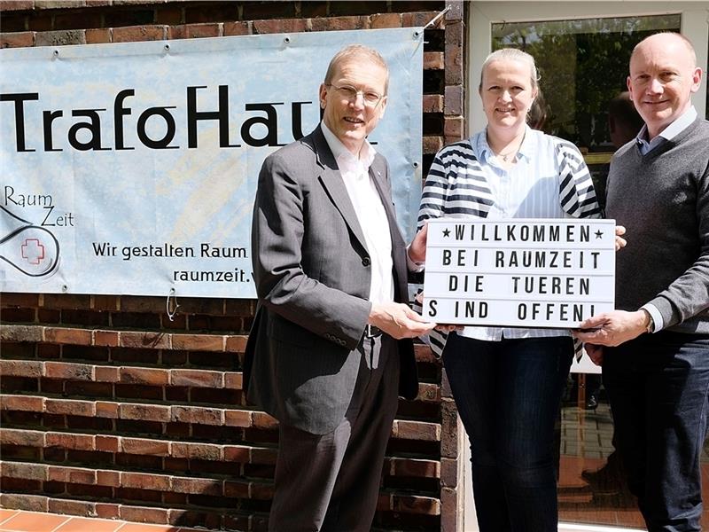 Am TrafoHaus in Ottenbeck: Dr. Christian Brandy, Sabine Ulrich und Dr. Thomas Kück (von links im Bild). Foto Domröse