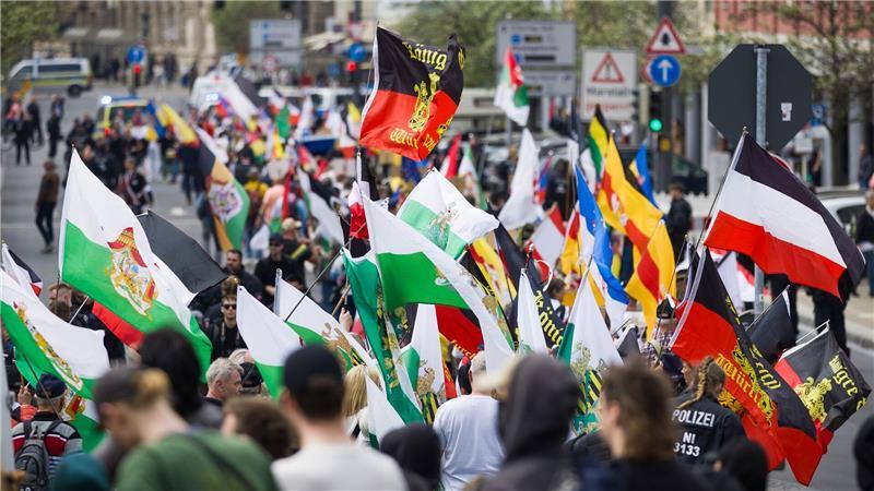 Am Treffen in Braunschweig mit Teilnehmern aus der „Reichsbürger“-Szene nahmen laut Polizei bis zum Mittag rund 200 Menschen teil.