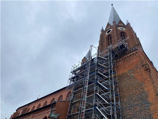 Am Turm der Buxtehuder St.-Petri-Kirche laufen wichtige Bauarbeiten für den Gebäudeerhalt. Foto: Weselmann