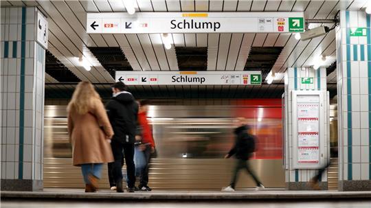 Am Umsteigebahnhof Schlump will die Hamburger Hochbahn bis zum Herbst 2026 alle sechs Rolltreppen austauschen. (Archivbild)
