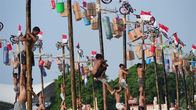 Am Unabhängigkeitstag nehmen Menschen in Indonesien an einem Kletter-Wettbewerb teil.