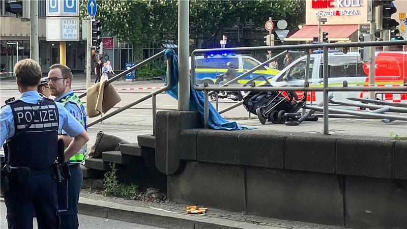 Eine Tote, sieben Verletzte - Unfallfahrer wieder frei Am Unfallort lag auch ein zusammengeklappter Kinderwagen.