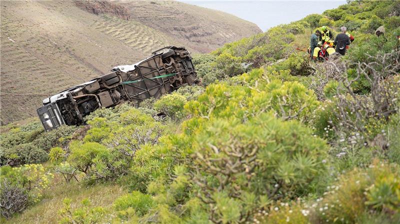 Touristenbus auf Kanareninsel verunglückt – ein Brite tot Am Unfallort waren zahlreiche Rettungskräfte im Einsatz, darunter Sanitäter, Feuerwehr und die Polizeieinheit Guardia Civil.