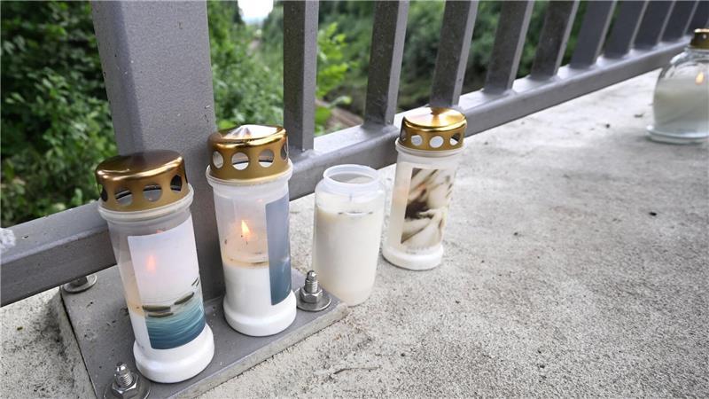 Drei Kerzen und Rosen für Tote - Gedenken nach Zugunglück Am Unglücksort nach dem Zugunfall in Riedlingen erinnern Kerzen an die Opfer.