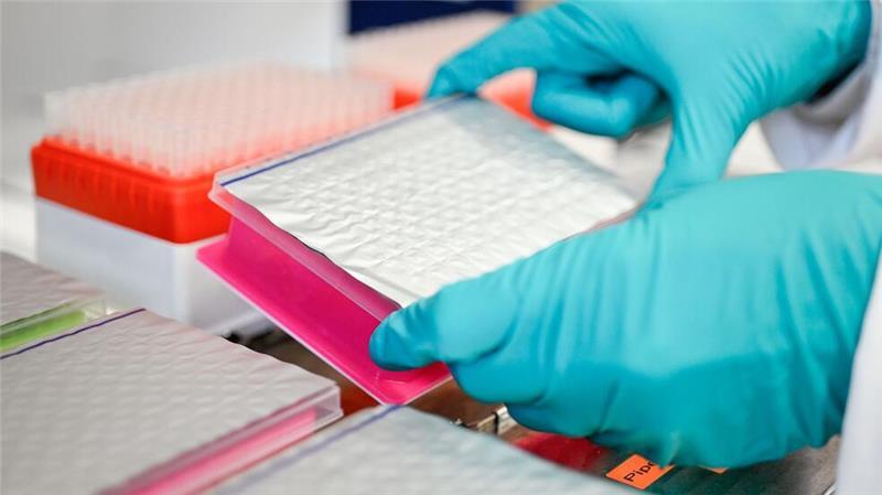 Am Universitätsklinikum Heidelberg wird für Babys das Neugeborenen-Screening angeboten - und zum Genomischen Neugeborenen-Screening geforscht.