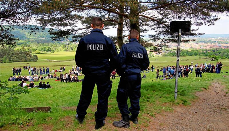Kopfnuss gegen Polizisten: Vatertagsärger am Vörder See und im Beachclub Am Vörder See in Bremervörde musste die Polizei in den Abendstunden verstärkt Präsenz zeigen (Symbolfoto). Foto: Epping