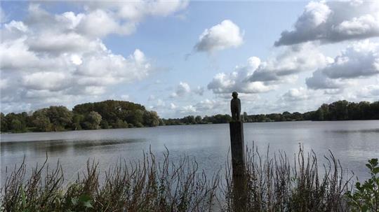 Am Vörder See steht eine Statue von Jonas Kötz. Hier gibt es beim Wandern jetzt auch Antworten.