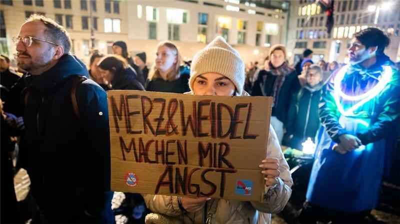 Am Vorabend der Abstimmungen im Bundestag fand in Berlin eine Kundgebung gegen die AfD und die Asylpolitik von CDU/CSU statt.