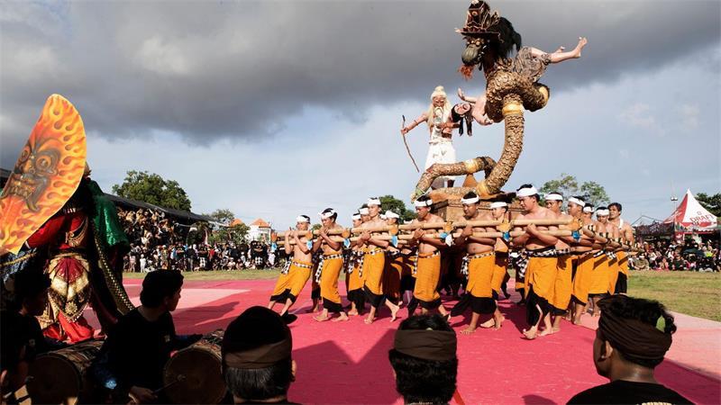 Am Vorabend des Feiertags Nyepi ziehen riesige Dämonenfiguren, sogenannte Ogoh-Ogoh, durch die Straßen. Dann wird es still. (Archivbild)
