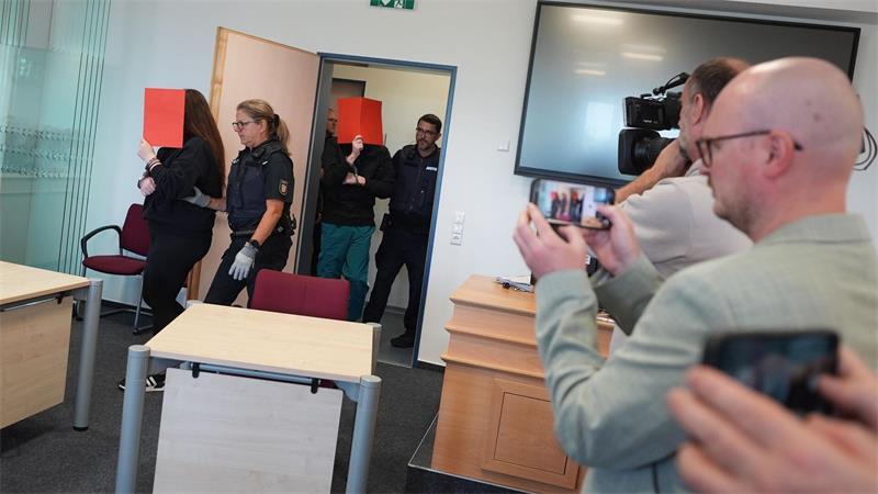 Am Vormittag fiel vor dem Landgericht Itzehoe das Urteil. Die wegen Mordes an einem Säugling verurteilten Eltern verbargen ihre Gesichter.