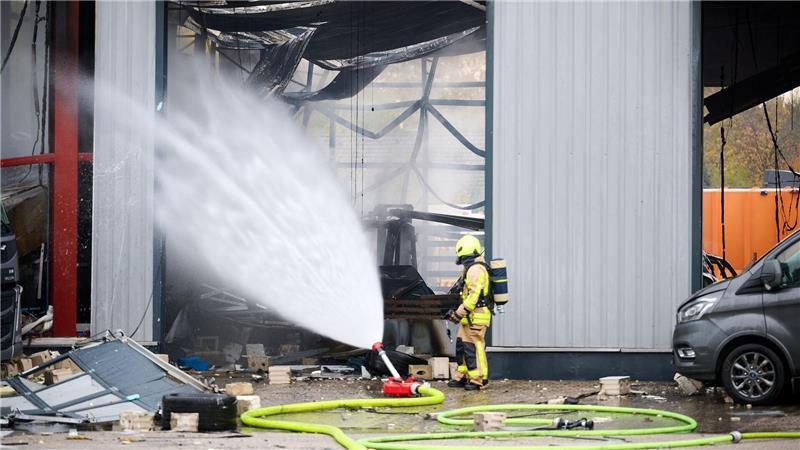 Explosion in Lkw-Werkstatt - zwei lebensgefährlich Verletzte Am Vormittag hatten die Einsatzkräfte den Brand unter Kontrolle.