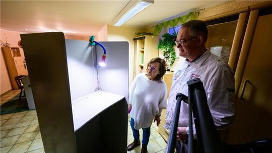 Am Waldrand in Buchholz in der Nordheide liegt das ungewöhnliche Mini-Wahllokal von Dagmar Müsing, hier mit Andreas Kant, Wahlvorsteher für den Wahlbezirk.