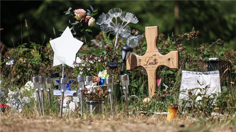 Prozess: Zwölfjährige Luise mit 74 Messerstichen getötet Am Waldrand wurde die Zwölfjährige getötet - eine kleine Gedenkstätte erinnert dort an das Mädchen. (Archivbild)