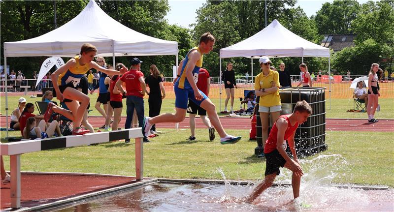 Am Wassergraben: Benjamin Mikolaiczyk (Mitte) und Lasse Jentsch (ninten) haben über die 1500 m Hindernis die DM-Norm geschafft.