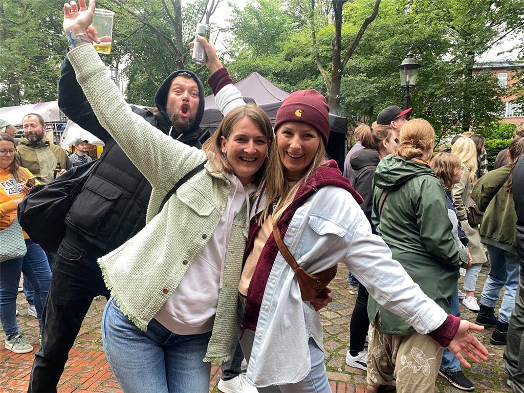 Am Wehdenhof tanzen Anke und Julia den Nieselregen einfach weg.