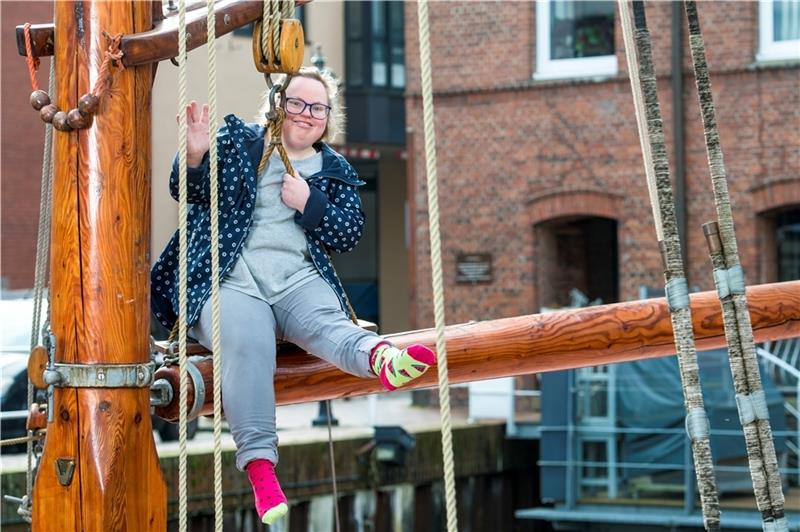 Am Welt-Down-Syndrom-Tag zwei verschiedene Socken tragen - Mareike zeigt schon einmal, wie es geht. Foto: Jan Sauerwein