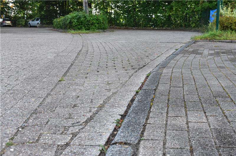 In Horneburg gefährden Elterntaxis Kinder - Anwohner von Verkehr genervt Abgesackte Straße im Leineweberstieg.